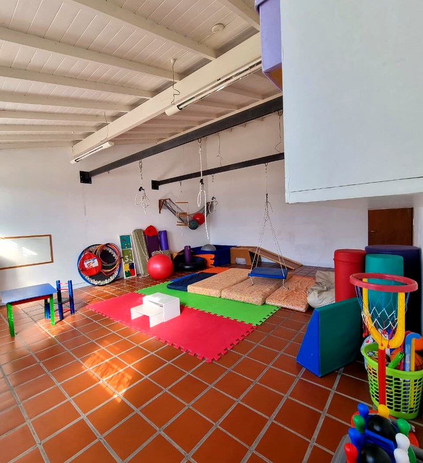 Sala de Terapia Ocupacional con materiales de integración sensorial — consultorio Lic. Camila Di Rocco